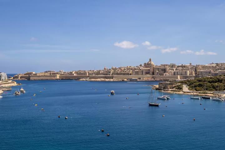 Jacuzzi Terrace Getaway With Valletta Views * Sliema