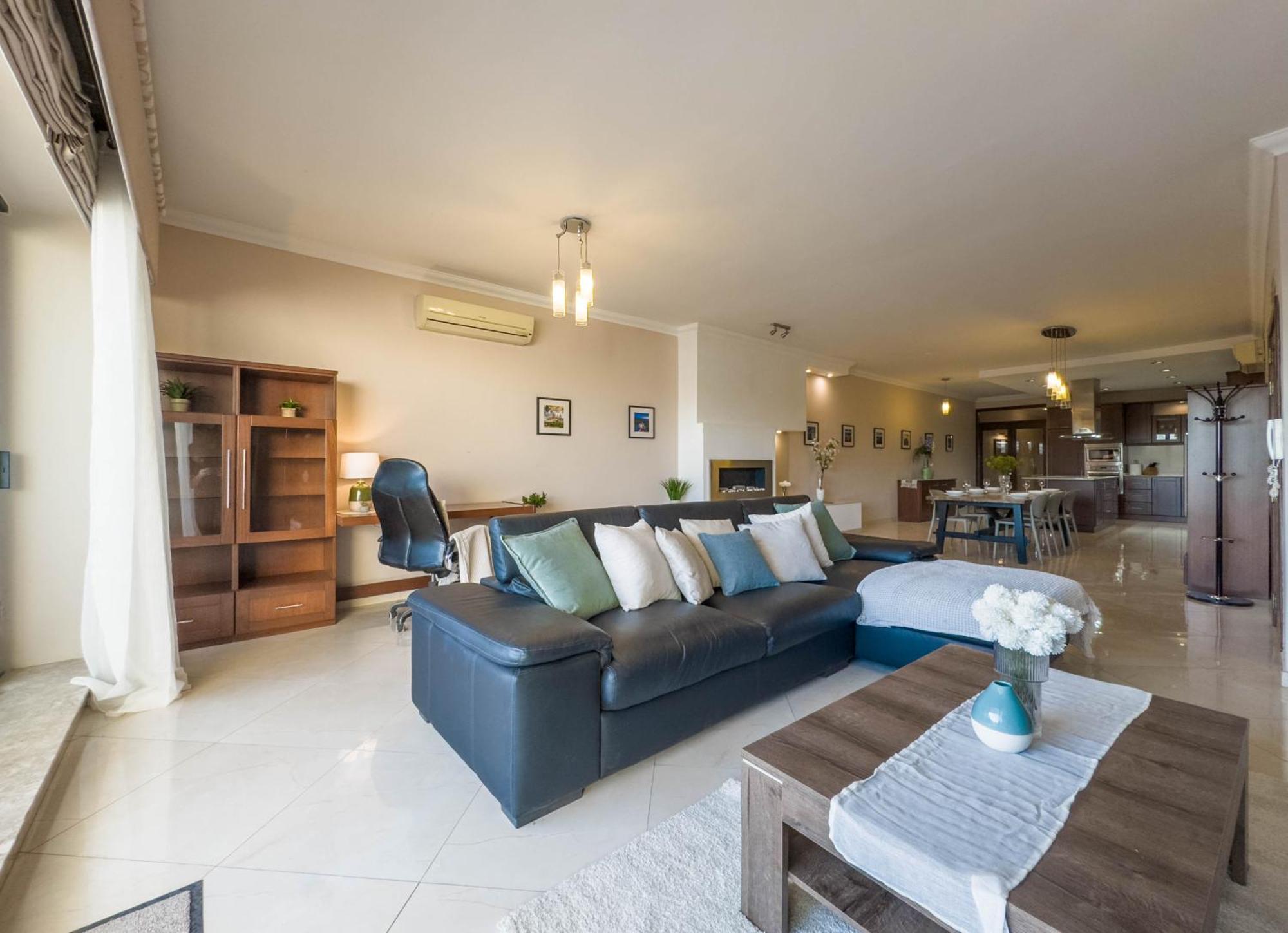 Jacuzzi Terrace Getaway With Valletta Views * Sliema