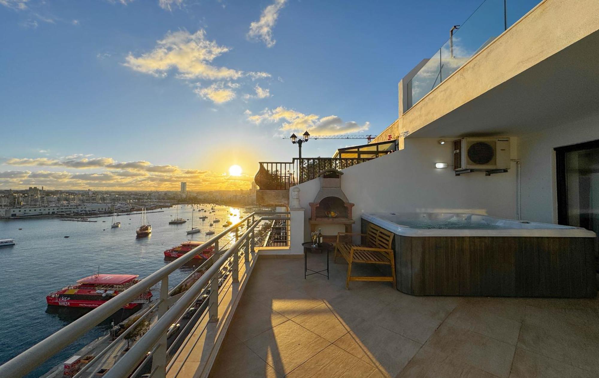 Jacuzzi Terrace Getaway With Valletta Views