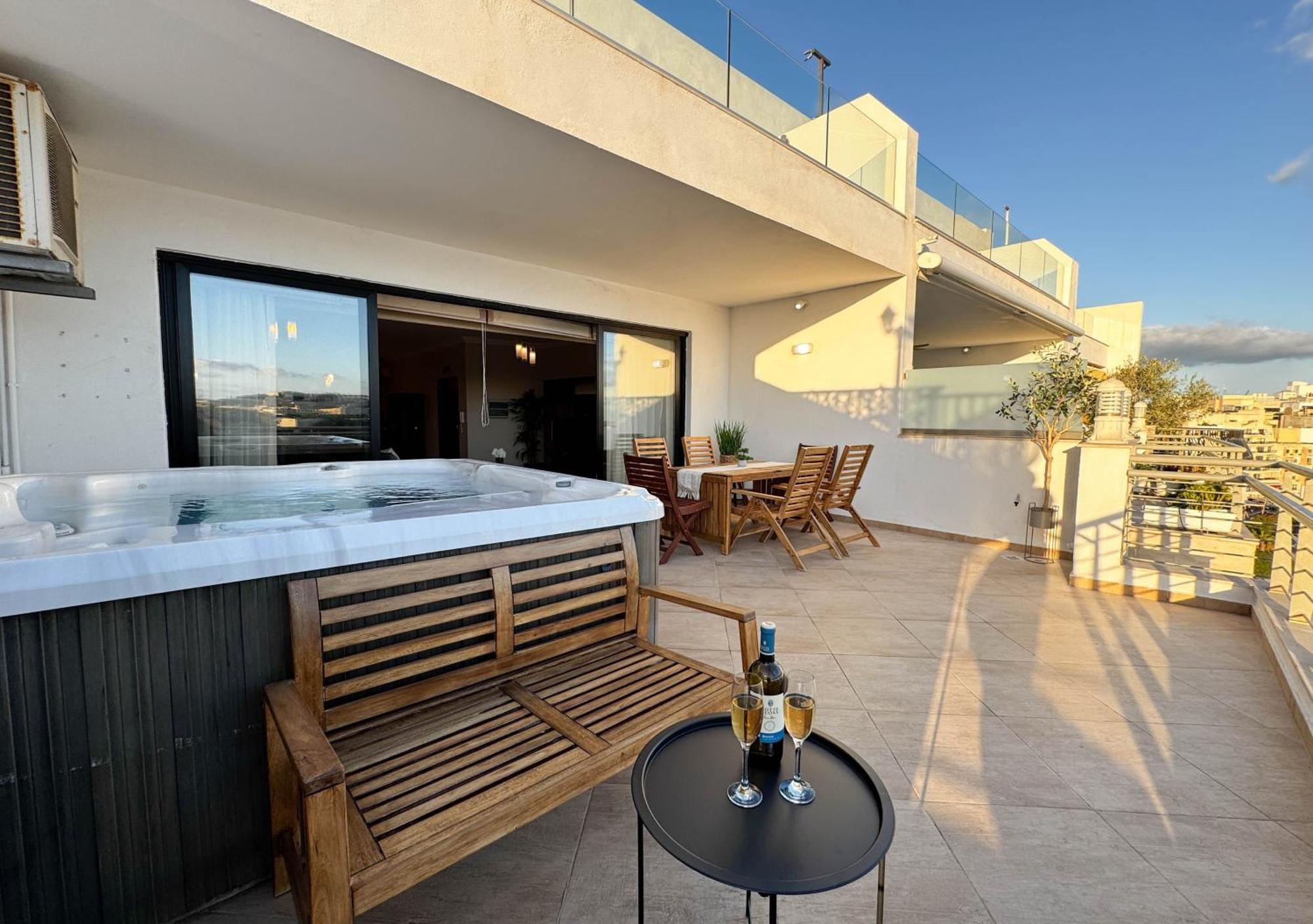 Jacuzzi Terrace Getaway With Valletta Views Apartamento Sliema