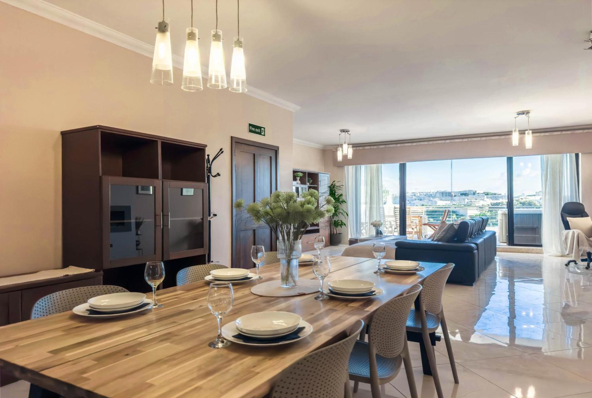 Jacuzzi Terrace Getaway With Valletta Views * Sliema