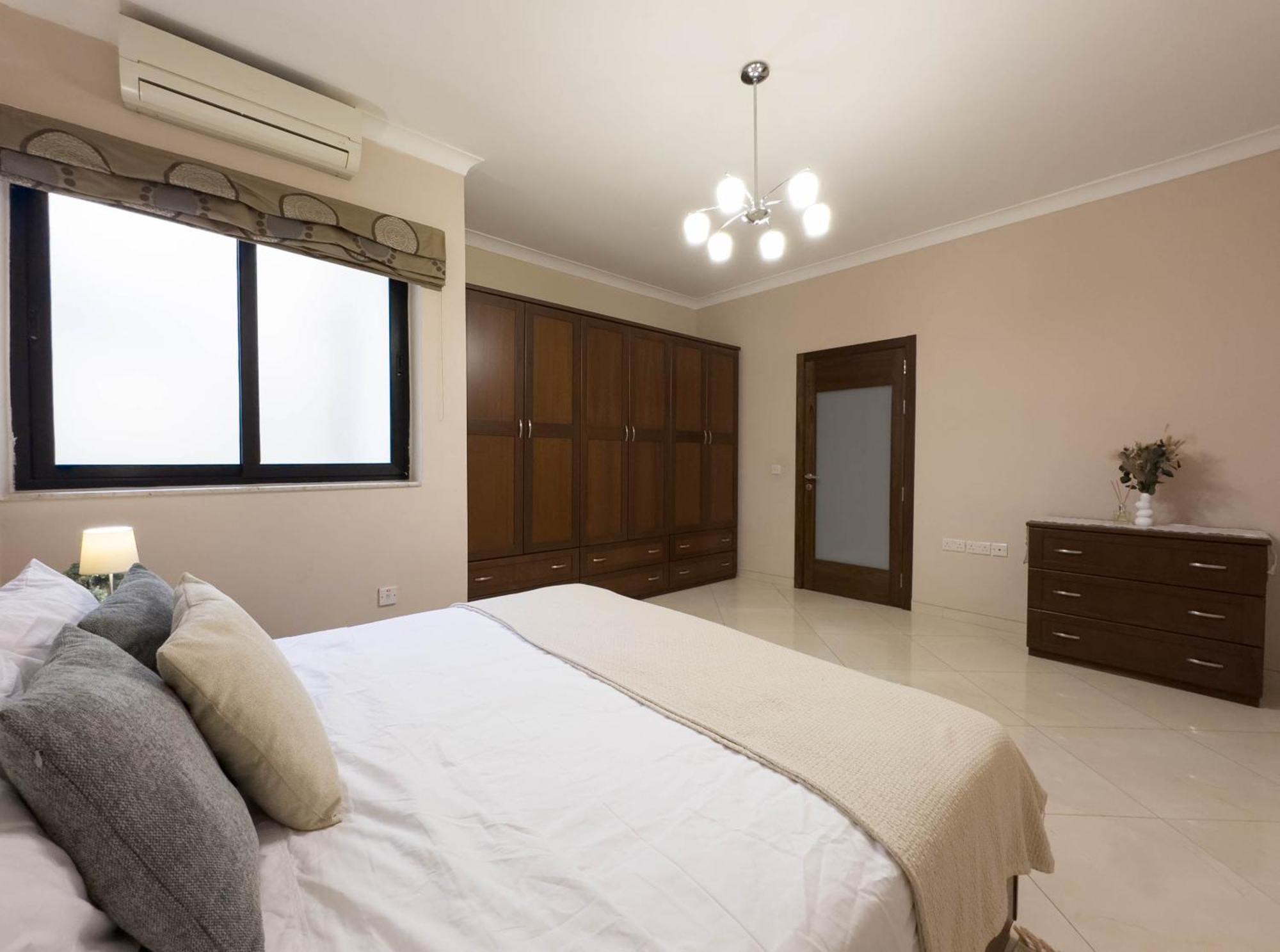 Jacuzzi Terrace Getaway With Valletta Views Apartamento Sliema