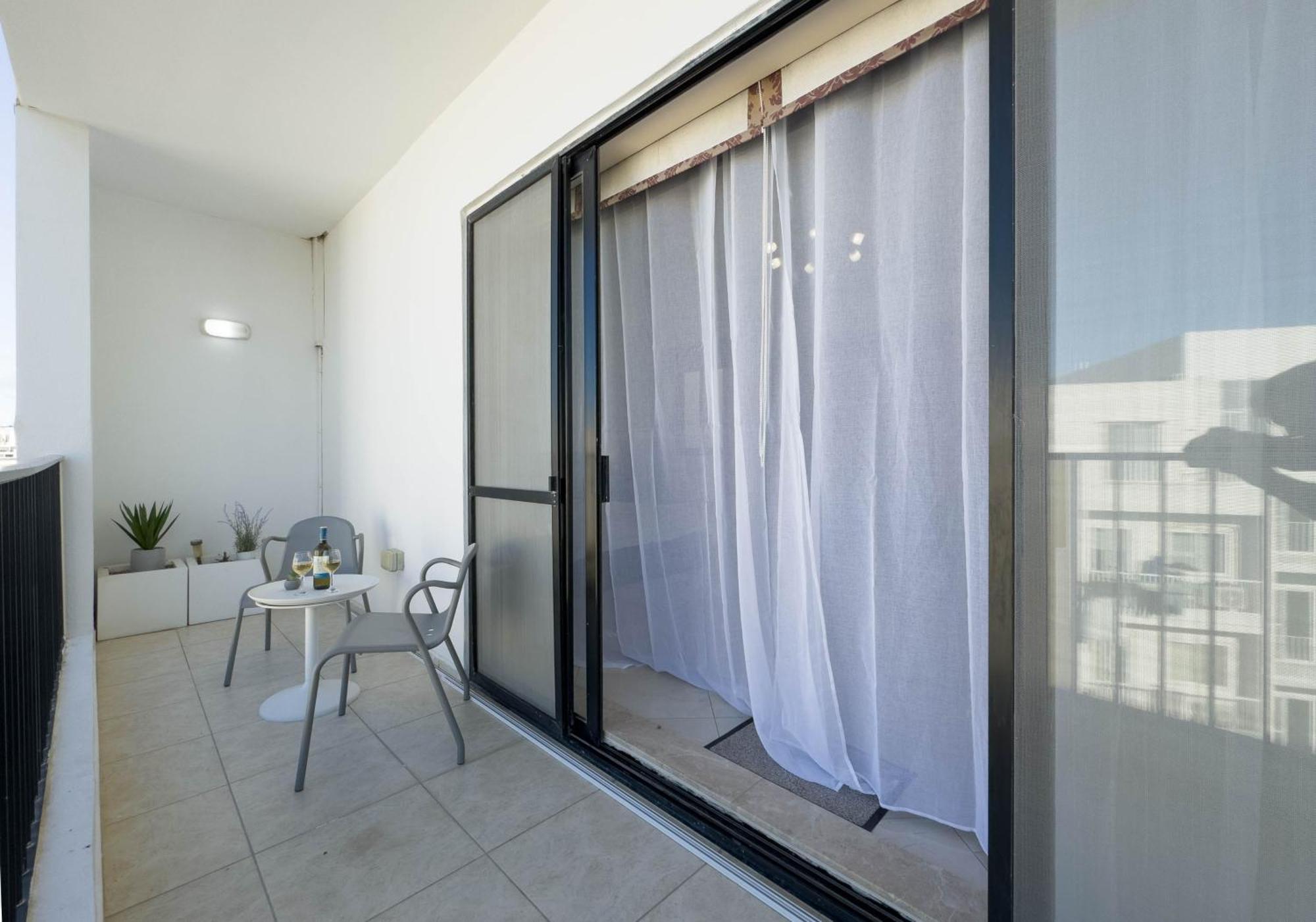 Jacuzzi Terrace Getaway With Valletta Views *