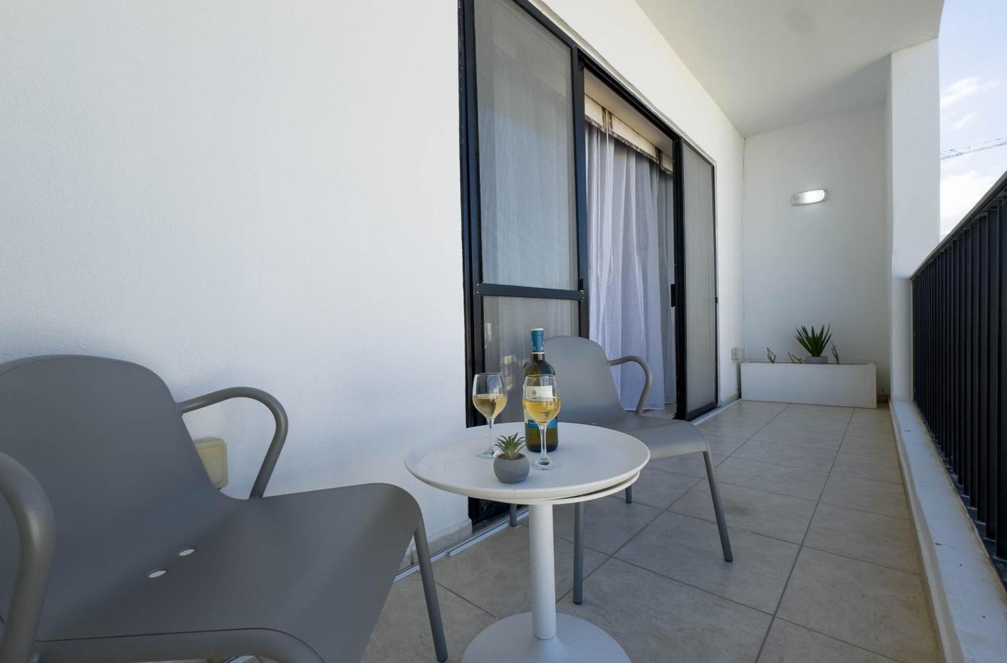 Apartment Jacuzzi Terrace Getaway With Valletta Views