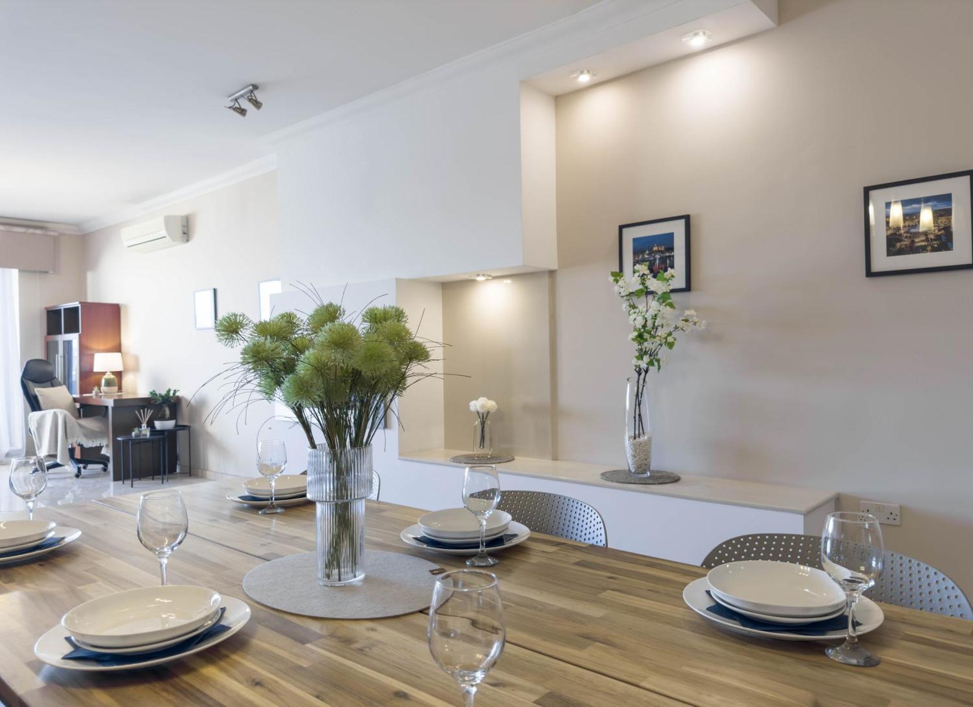 Jacuzzi Terrace Getaway With Valletta Views Apartment *