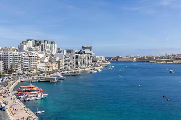 Jacuzzi Terrace Getaway With Valletta Views * Sliema