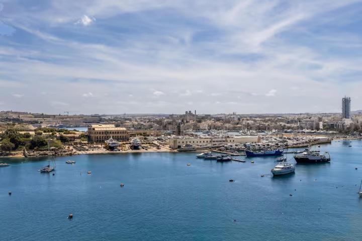 Jacuzzi Terrace Getaway With Valletta Views Apartment *