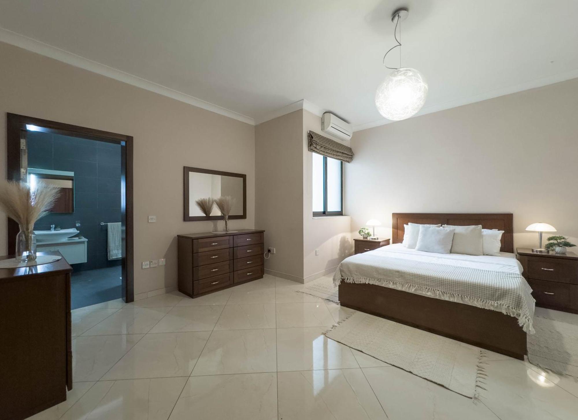 Jacuzzi Terrace Getaway With Valletta Views *