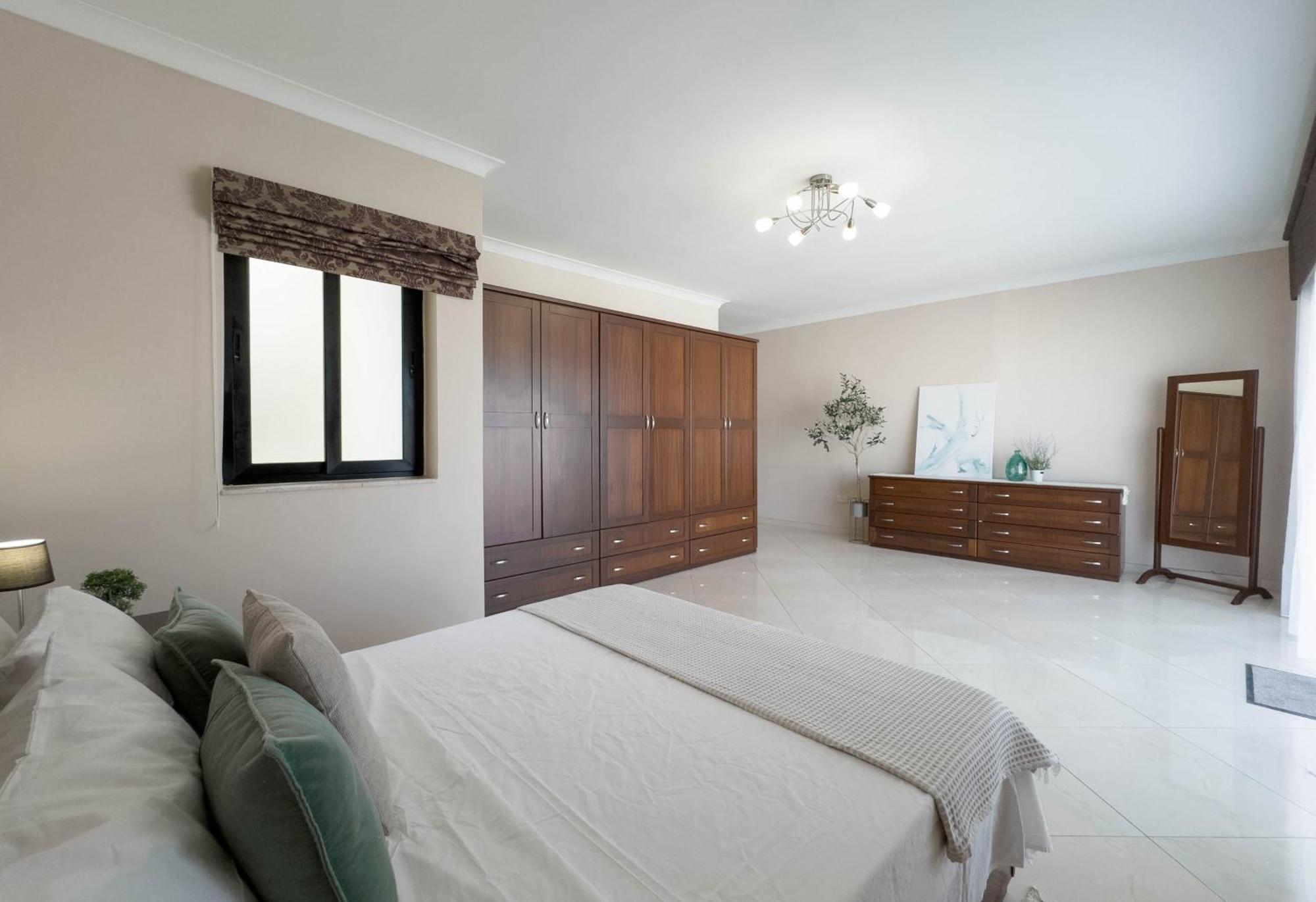 Jacuzzi Terrace Getaway With Valletta Views *