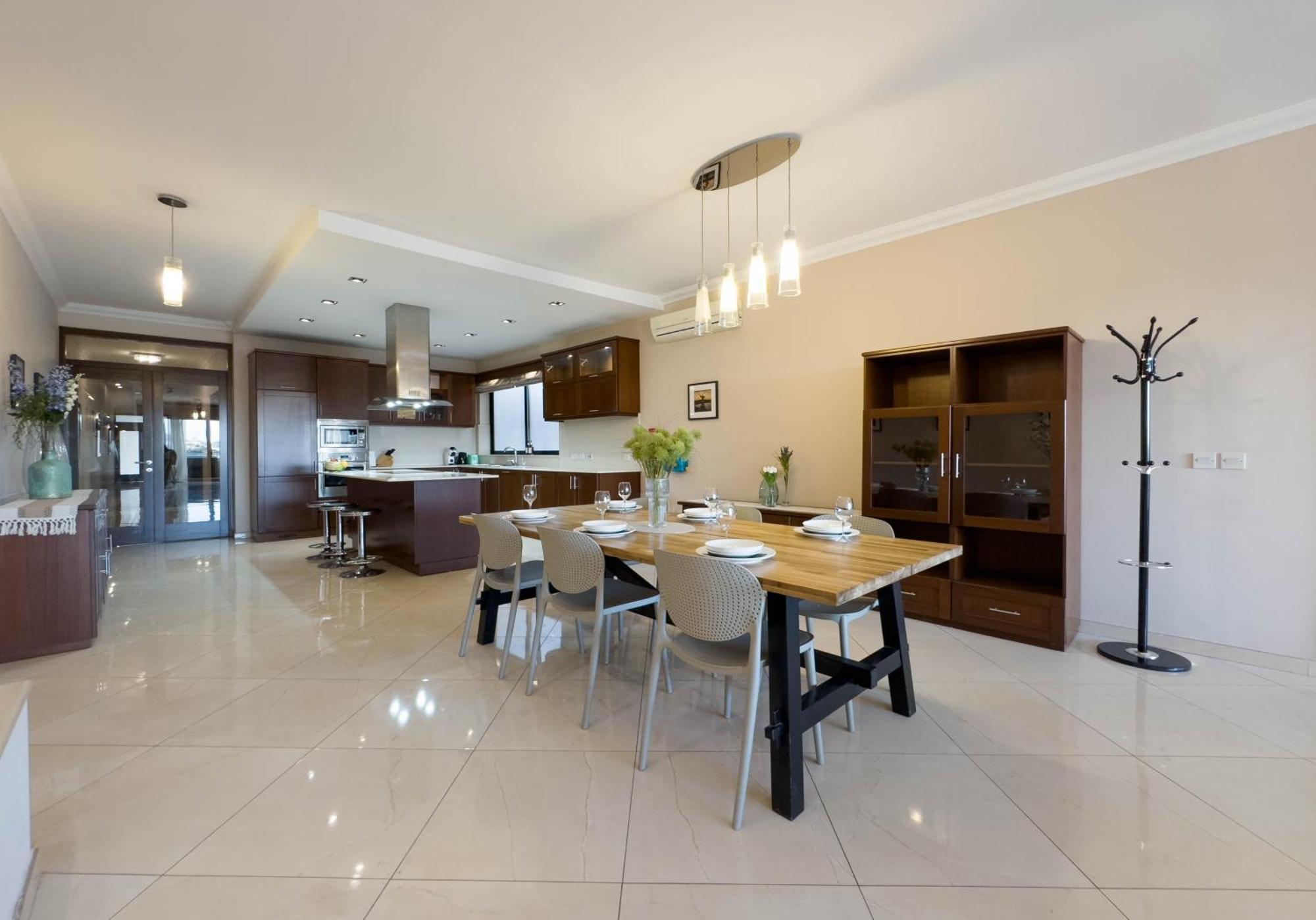 Jacuzzi Terrace Getaway With Valletta Views Sliema