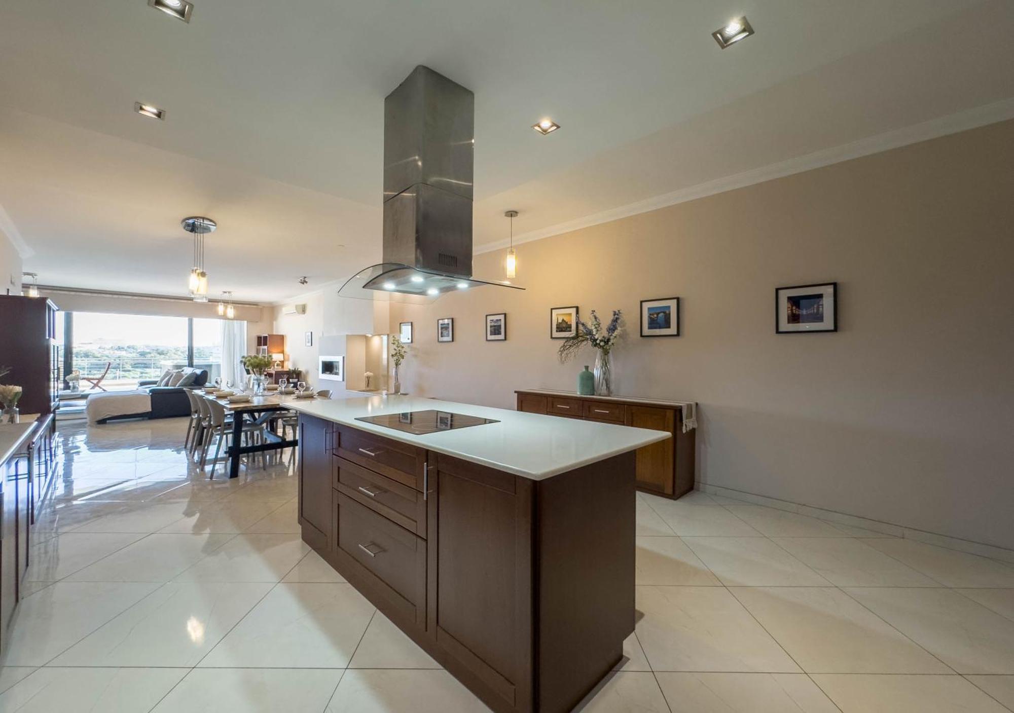 Jacuzzi Terrace Getaway With Valletta Views * Sliema