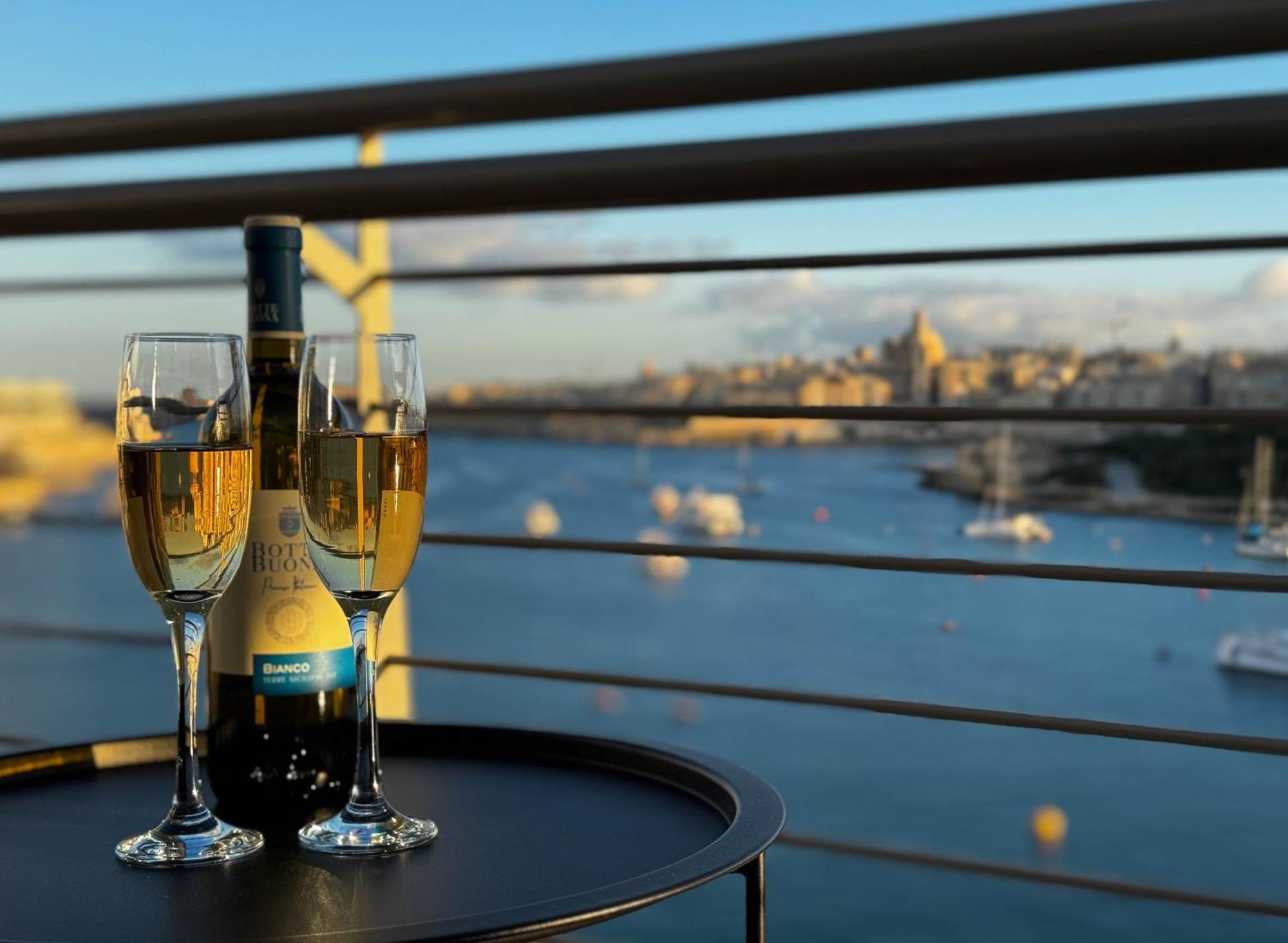 Jacuzzi Terrace Getaway With Valletta Views *