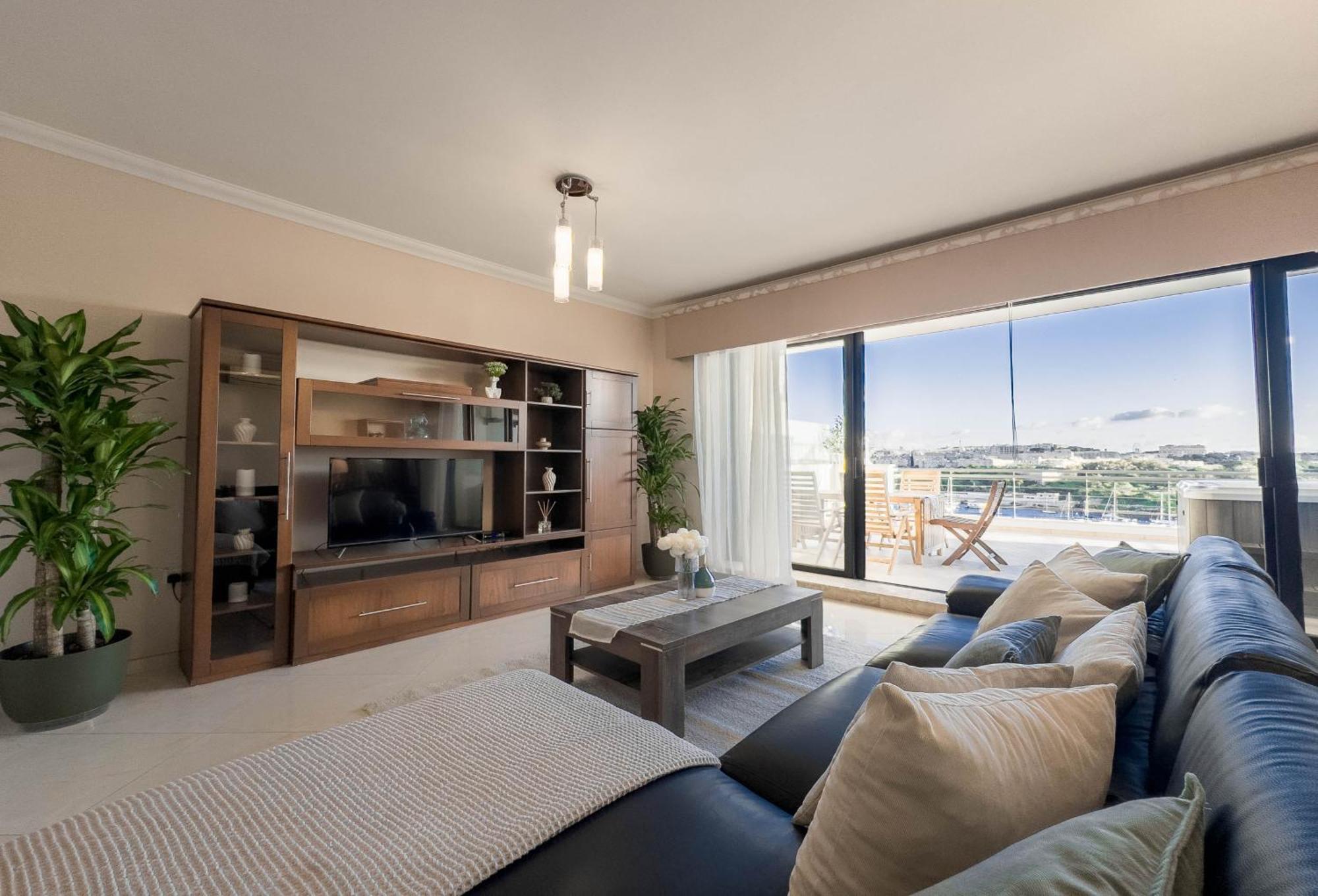 Jacuzzi Terrace Getaway With Valletta Views Sliema