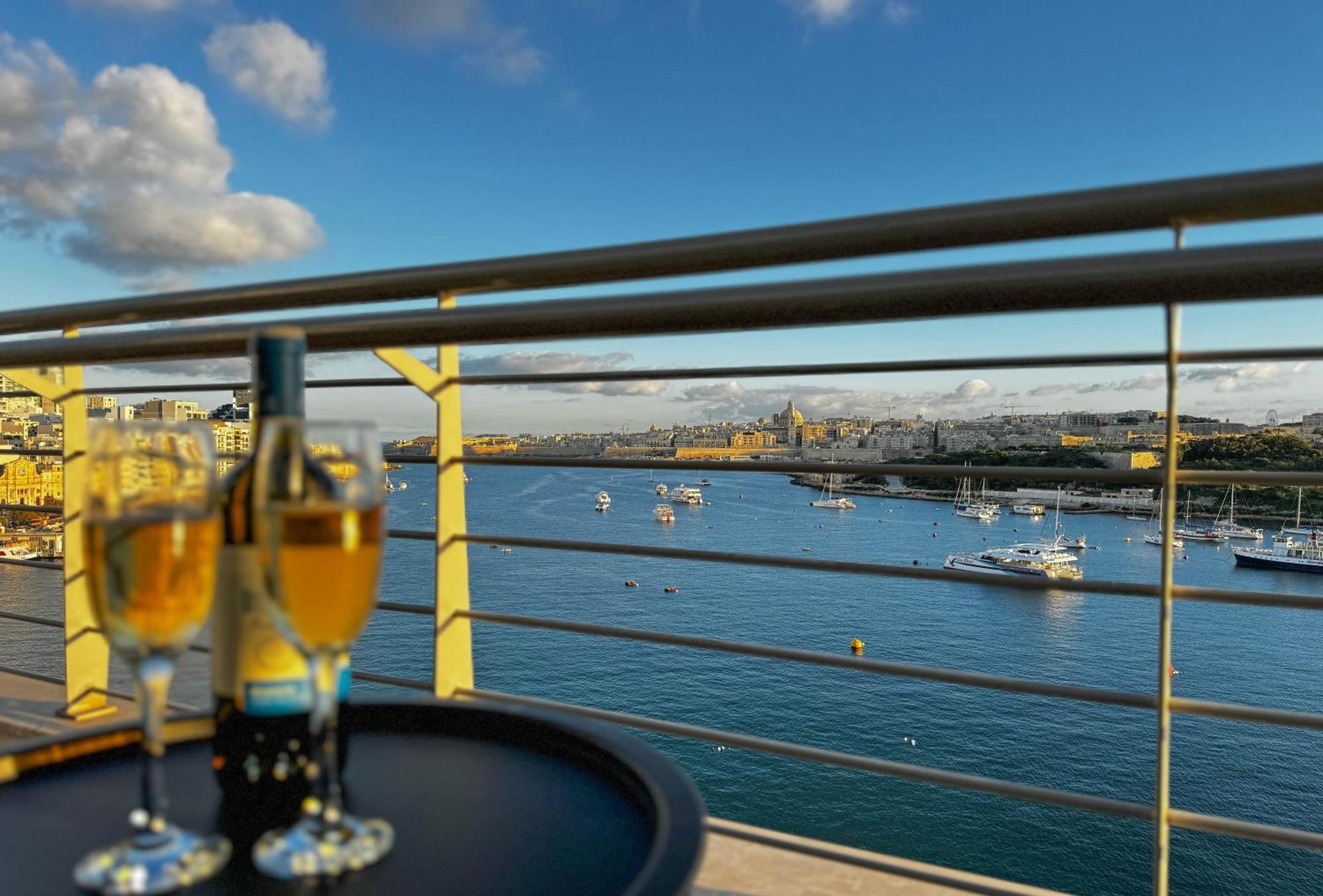 Jacuzzi Terrace Getaway With Valletta Views Apartment