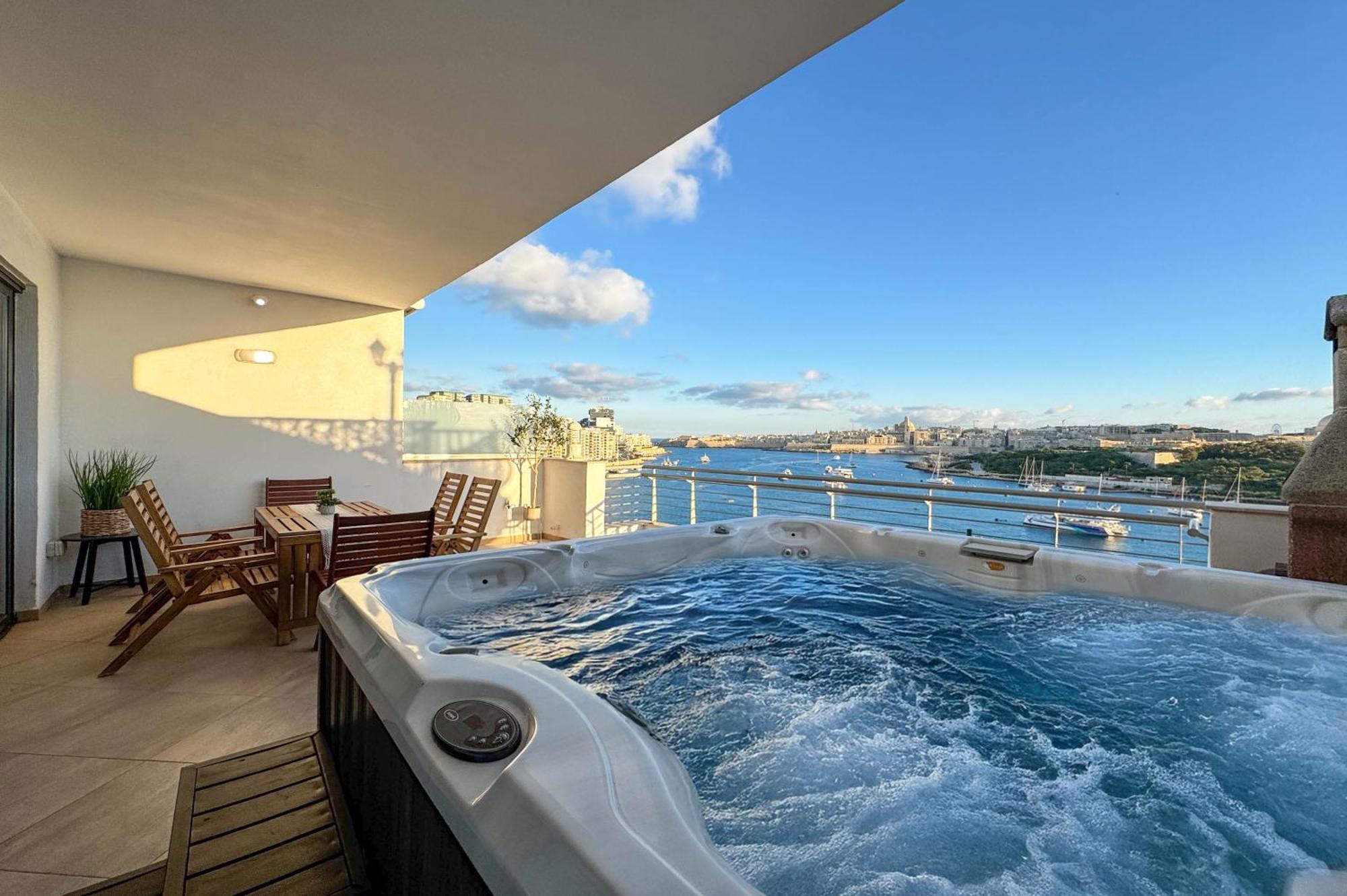 Jacuzzi Terrace Getaway With Valletta Views *
