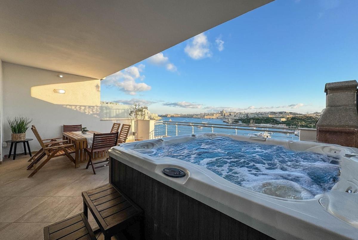 Jacuzzi Terrace Getaway With Valletta Views Sliema
